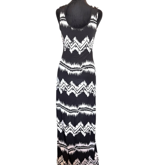Catch My I Woman’s Medium Crochet Neckline Black and White Chevron Maxi Dress - Picture 4 of 6